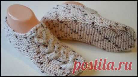 Бесшовные двухцветные следки с косой на двух спицах – вяжутся очень просто!