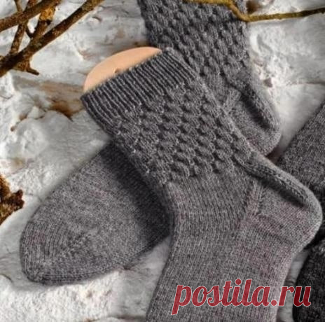 Мужские носки спицами Описание моделиРазмеры: 42-43 (44-45)Вам потребуется: 100 г светло-серой пряжи (75% шерсти, 25% полиамида, 420 м/100 г); чулочные спицы № 2,5.Лицевая гладь: лиц. р. - лиц. п., изн. р. - изн. п. В круг. р. вязать только лиц. п.Структурный узор: число петель кратно 6. Вязать по схеме. В...