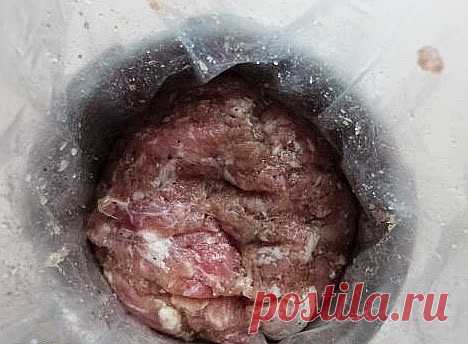 Колбаса из свинины
Ради вкусной и натуральной колбасы стоит приобрести ветчинницу. Это специальное устройство для приготовления ветчины, рулетов и других деликатесов из мяса, птицы или рыбы с добавлением различных специй и наполнителей. Принцип работы прибора заключается в сдавливании ингредиентов внутри пресс-формы при одновременной тепловой обработке (варке или запекании).
