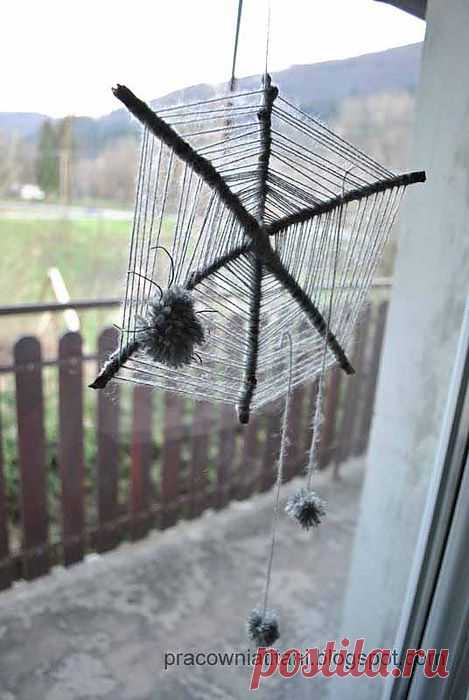 Декоративная паутина из веток с пауками из помпонов.