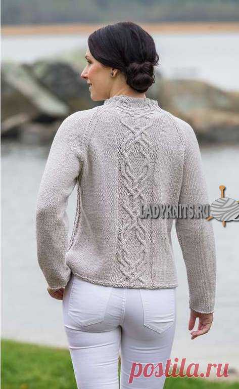 Вязаный спицами свитер реглан с аранами (косами) и ажуром, описание