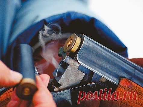 О стрельбе из Ружья. 1. При частой стрельбе, когда ствол разогрелся, заряды летят выше, потому что пороховые газы получают большую упругость. 2. Если свет сзади, что бывает при закате или восходе солнца, то мушку надо брать крупнее, поскольку луч света преломляется у мушки, которая кажется выше, чем она есть в действительности. 3. В сухую погоду пуля летит выше, в сырую и холодную ниже. 4. Если вы стреляете круто в гору, нужно подобрать (взять ниже мишени) значительно, смотря по бою ружья,…