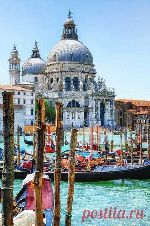 Сказочная романтичная Венеция. Исторический центр расположен на 118 островах Венецианской лагуны, разделённых 150 каналами и протоками, через которые переброшено около 400 мостов. Венеция, Италия