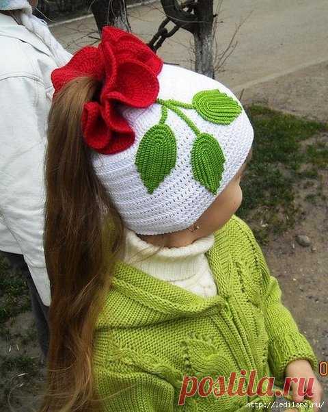 Вязаная шапочка для девочки «Роза»