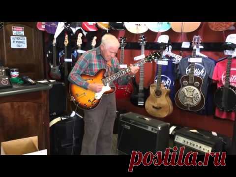 81-летний старичок решил проверить гитару перед покупкой