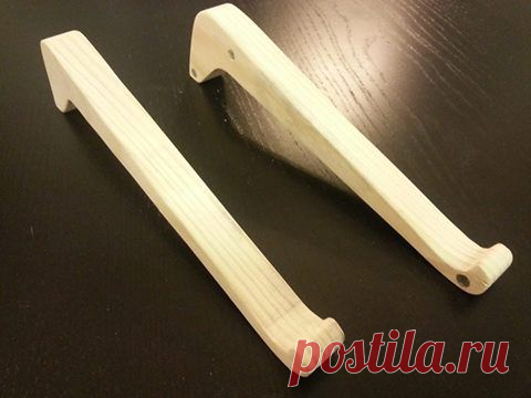 Идею стырил, форму доработал, замерил радиусы МАКбука.
Деревяшка с магнитиками бесконечно приятна: теплая, легкая, с уникальным рисунком, и, чпок, прилепилась друг к другу.