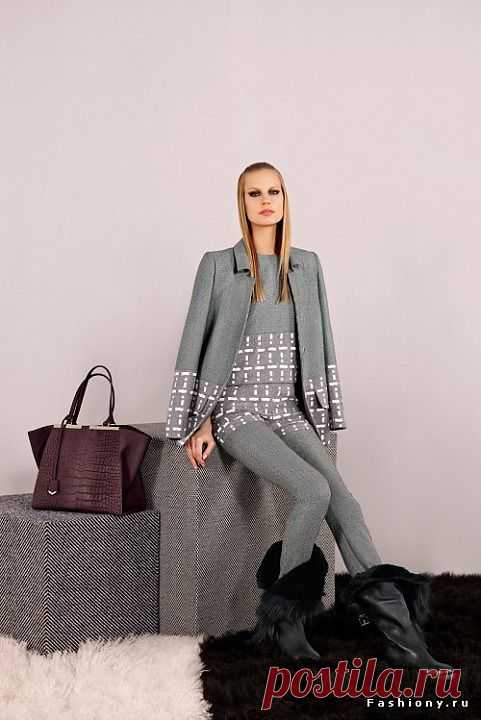 Fendi pre-fall 2014 |
В сегодняшней публикации хочу познакомить Вас с новой межсезонной коллекцией на 2014 год от итальянского модного дома Fendi, под руководством Карла Лагерфельда (Karl Lagerfeld) и наследницы модного дома Сильвии Вентурини Фенди (Silvia Venturini Fendi). Новая коллекция получилась очень красивой, стильной и женственной. Большое внимание привлекает оригинальный принт, эффектные аксессуары и яркая цветовая гамма, состоящая из желтого, синего, бургунди, красного, черного