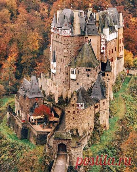 Заколдованный замок.

Замок Эльц, Германия