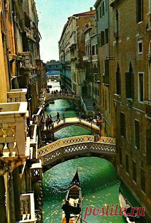 Венеция состоит из двух частей: материковой, промышленно - портовой части (Местре) и островной, культурно-исторической частью (с ней и ассоциируется для всех людей мира Венеция). Эти части города соединяет мост. Венеция, Италия