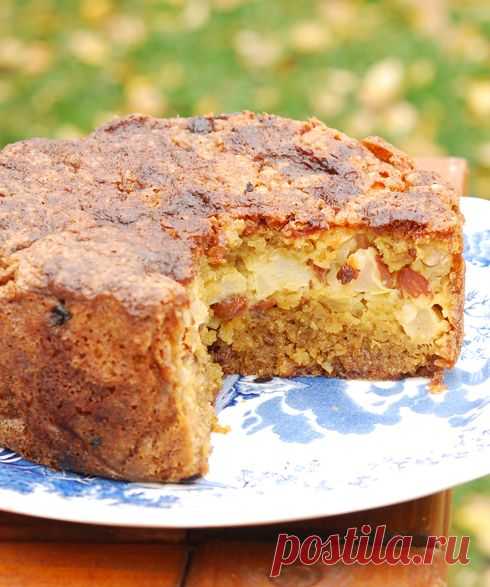 Овсяный пирог с яблоками Взяла:  125 г сливочного масла (мягкого, комнатной температуры) 150 мл сахара 3 яйца 90 мл пшеничной муки 200 мл овсяных хлопьев Пол чай лож натёртой лимонной цедры 1 чай лож соды  4 яблока Пятая часть небольшого лимона 25 г сливочного масла (мягкого, комнатной температуры) 2 стол лож миндальных лепестков Горсть желтого изюма 50 мл сахара  1 стол лож коричневого сахара