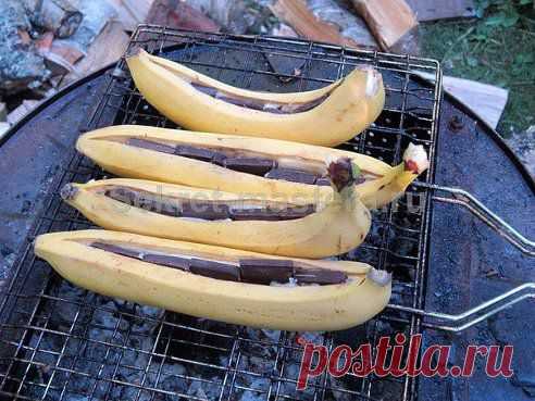 Банан с шоколадом. 1. Разрезать банан вдоль не повредив кожуру снизу, иначе шоколад вытечет. 2. Греть до полного/частичного плавления шоколада. 3. Это нереально вкусно!