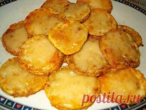 КАБАЧКИ С СЫРОМ
ИНГРЕДИЕНТЫ
Кабачки
Соль
Сухари
ПРИГОТОВЛЕНИЕ
Кабачки порезать на кружочки , посолить и обвалять в панировочных сухарях .
Обжарить на растительном масле и перевернуть . 
На обжаренную сторону кабачка положить кусочек сыра поменьше размером чем кабачок и продолжать жарить пока сыр не расплавится .
Выложить на бумажные полотенца , чтоб ушло лишнее масло .
Подавать как в горячем , так и в холодном виде .
ПРИЯТНОГО АППЕТИТА !
•••подробнее