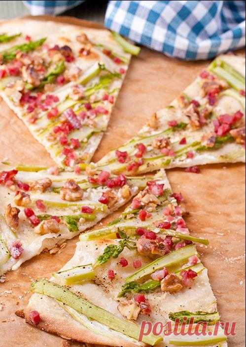 Сезон спаржи начался. Flammekuchen с зеленой спаржей и грецкими орехами.