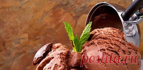 Итальянское шоколадное мороженое (Gelato). Рецепт В большой кастрюле смешайте слегка взбитые желтки, 3 стакана молока и сахар. Поставьте на очень маленький огонь и, взбивая, нагревайте, пока масса не загустеет. Снимите с огня и медленно введите оставшееся молоко и половину измельченного шоколада. Перемешивайте до однородной массы.