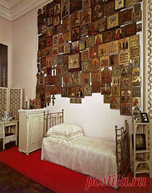 The bedroom of Empress Alexandra, wife to Nikolay II in The Alexander Palace of Tsarskoye Selo. How many icons are on the wall...