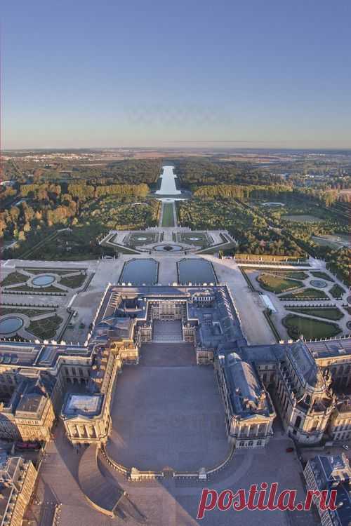 Пользователь Walter Vas сохранил этот пин на доску «C - Versailles Palace / France»  
The Imperial Court — Gilded details of the Chateau de Versailles   |  Pinterest