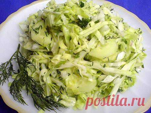 Салат со свежей капустой и яблоками / Простые рецепты