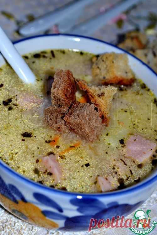 Сливочно-сырный суп с ветчиной и сухариками.