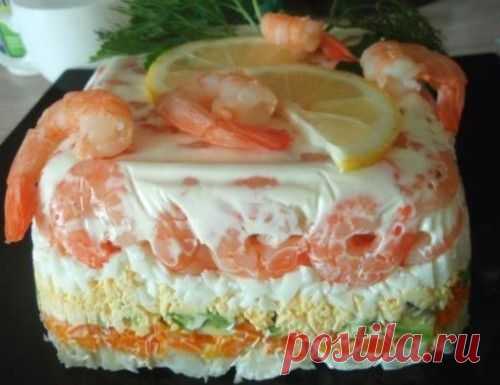Слоеный салат-торт с креветками, авокадо и овощами / Простые рецепты