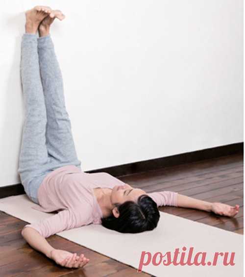 Стройные бедра лежа у стены: упражнения из йоги