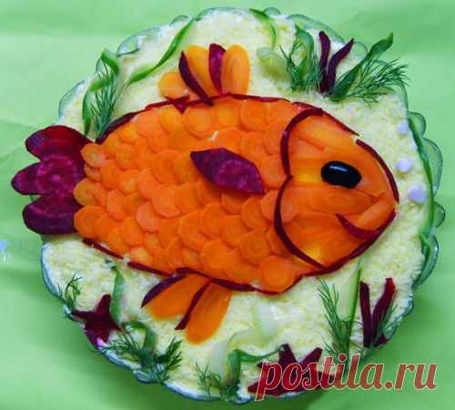 Красивый новогодний стол: салаты-рыбки / Простые рецепты