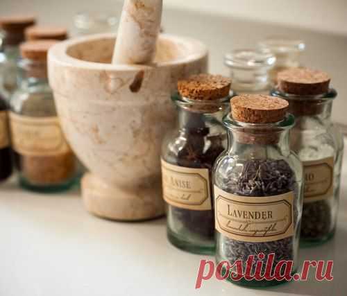 Волшебницы!!! Канун Ивана Купалы! Самое волшебное время пофеячить!!!
Зелье приВОРОТное, настоящее, волшебное, а-ля симорон.
Для тех, кто любит всяческую ворожбу и возню на волшебной кухне, предлагаю рецепт приворотного зелья 
(строго для наружного применения).
Светлана Ивахненко