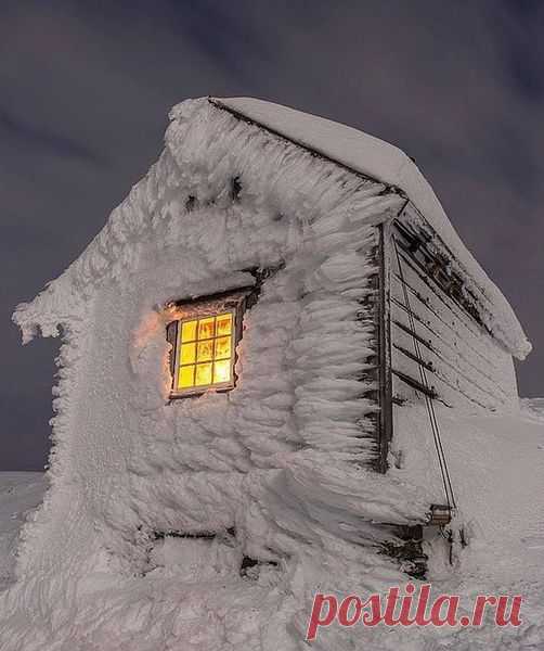 Порой даже в самом безлюдном и продуваемом всеми ветрами месте можно найти окно, дышащее уютом и теплом.   Восс, Норвегия.