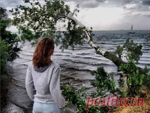 Не забывайте тех, кто помнит вас и ценит,
Ведь в этой жизни все когда-нибудь пройдет,
Но есть сокровища, которые нетленны.
Не обижайте близких, жизнь так коротка,
Храните верность и любовь. Все в мире тленно.
И возвращайтесь в отчий дом, ведь там всегда
Вас ждут и любят, просто любят неизменно.
В ночной тиши мы размышляем иногда
О том, что жизнь земная очень неспокойна.
Менять мы можем бесконечно города
И место жительства, но все же нужно помнить: