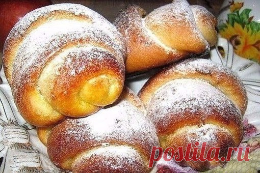 МАМИНЫ ПЛЮШКИ 
Готовь сразу несколько порций!
Ингредиенты: 
● 200 мл смеси молока с водой, 
● 1 яйцо, 
● 100 мл растительного масла, 
● 3-4 ст. л. сахара, 
● 1 ч.л. сухих дрожжей, 
● около 500 г муки, 
● щепотка соли, 
● ванильный сахар – пакетик. 
● сахарная пудра - для посыпки.
Приготовление: 
Идею этих простых, очаровательных плюшек я подглядела на сайте Ольги Смирновой, тесто я приготовила свое, обычное, сдобное. Тесто поделила на 3 части и испекла 4 плюшки, что б...