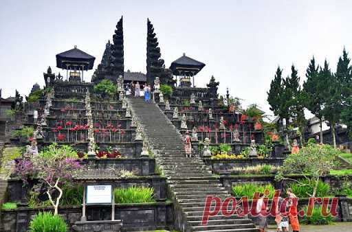 Храм Пура Бесаких - самый важный храм индуистской религии на Бали