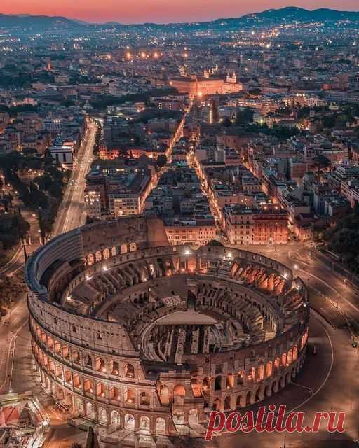Построили почти 2000 лет назад, а впечатляет до сих пор! 
#Колизей #Италия #Рим