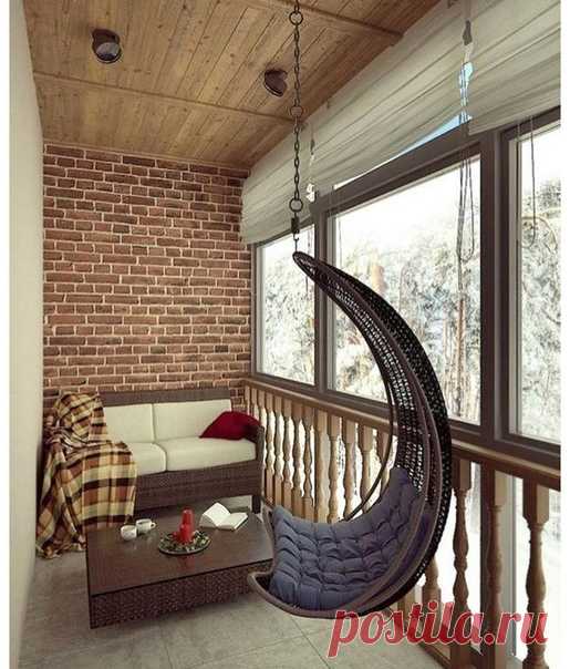 Уютный балкон с подвесным креслом