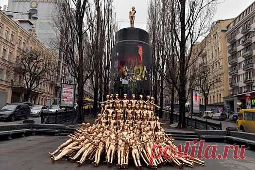 В Киеве на месте статуи Ленина появились золотые дети