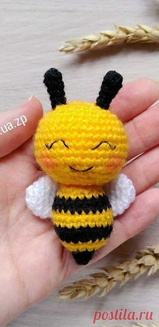 PDF Пчёлка Майя крючком. FREE crochet pattern; Аmigurumi toy patterns. Амигуруми схемы и описания на русском. Вязаные игрушки и поделки своими руками #amimore - Пчела, пчелка, пчелёнок.