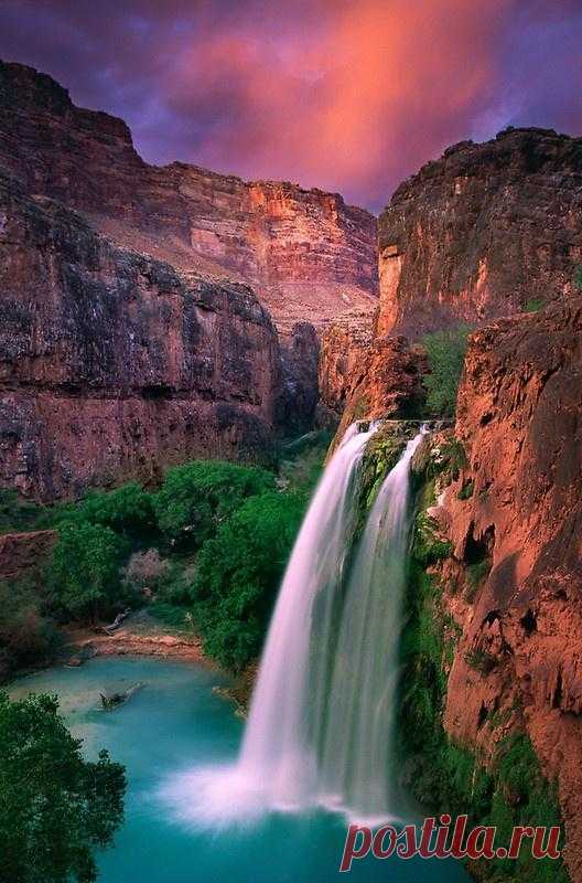 Водопад Хавасу расположен в удаленном каньоне штата Аризона. Необходимо потратить немало стараний, чтобы добраться к нему, но полученые впечатления стоят того. Аризона, США