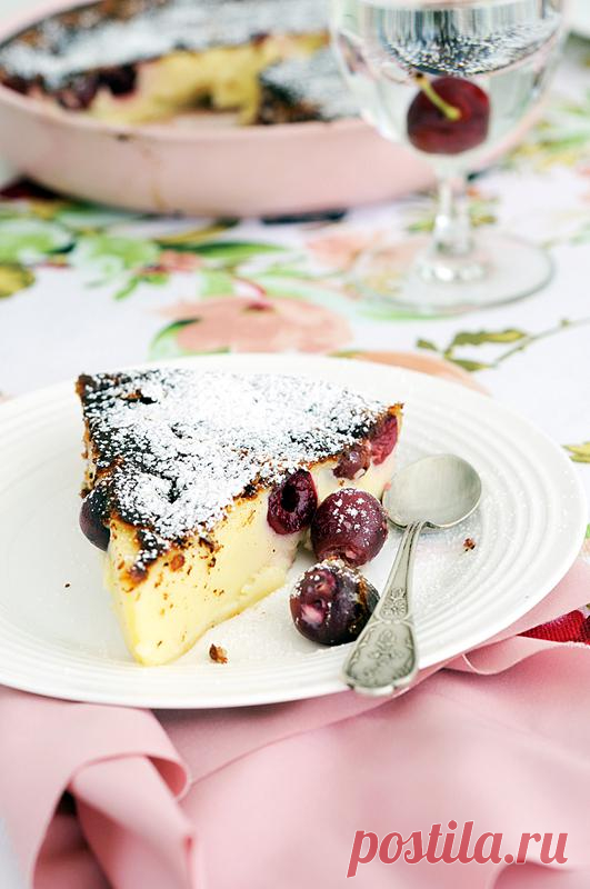 Клафути с черешней.
Клафути (фр. clafoutis, от окс. clafir — наполнять) — французский десерт, соединяющий в себе черты запеканки и пирога. Фрукты в сладком жидком яичном тесте, похожем на блинное, выпекаются в формах для запеканок или киша. В смазанную жиром форму для выпечки сначала кладут фрукты, а затем заливают их тестом.

Классическим считается клафути из свежей вишни с косточками, но в настоящее время вишнёвый клафути чаще делают из консервированных плодов без косточек. Существуют перси