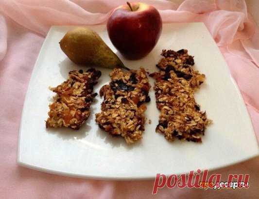 Овсяные батончики - мюсли. Диетические
Рецепт:
Овсяные хлопья-1 ст. (75г)
Яблоко- половина (65г)
Чернослив-50г
Изюм-15г
Курага-50г
Сухофрукты ошпарить кипятком. Курагу и чернослив порезать на мелкие кусочки.
Смешать овсяные хлопья,с тертым яблоком, сухофруктами.
Выложить в форму, разровнять.
Выпекать при температуре 180 С 30минут, вытащить разрезать и сново на 10 минут при температуре 140 С.
Выходит 5 штук.
Приятные аппетиты вам желает паблик Кондитер