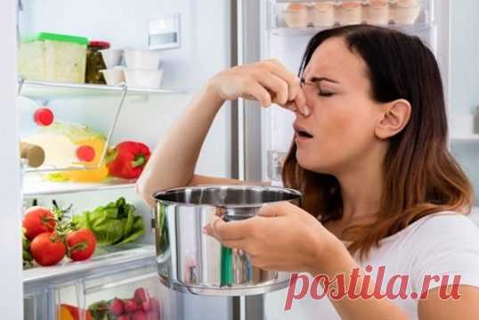 Как быстро избавиться от запаха в холодильнике?