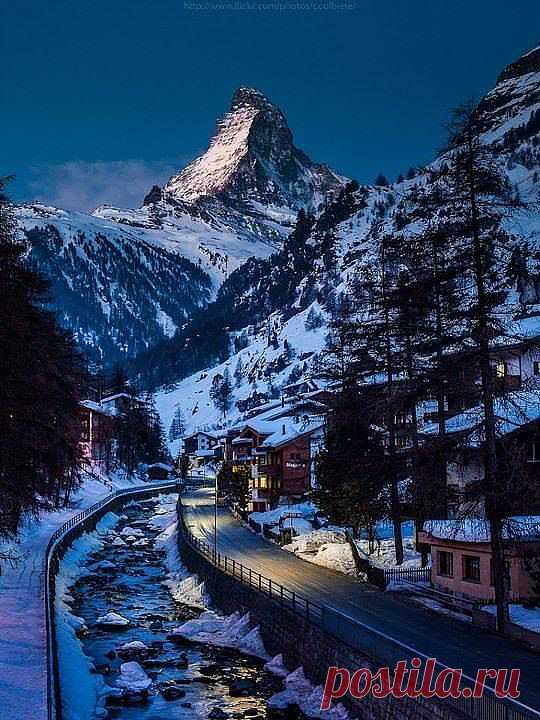 ЦЕРМАТТ, ШВЕЙЦАРИЯ.
 Горнолыжный курорт Церматт (Zermatt) в Швейцарии. Каждый день, множество туристов приезжают сюда. Приезжают не только отдохнуть и полюбоваться очень красивыми пейзажами, но и активно провести время, поучаствовать в зимних видах спорта. Это место по праву является одним из престижнейших курортов мира и очень хорошо подходит для зимнего отдыха. Удивительно то, что здесь по экологическим соображением запрещено движение на авто транспорте. 
 Церматт (Zermatt), Швейцария