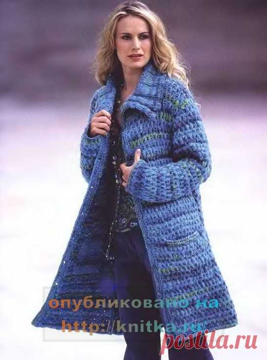 Голубое вязаное пальто