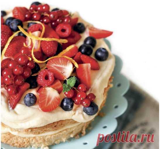 Ореховый торт с заварным кремом и ягодами