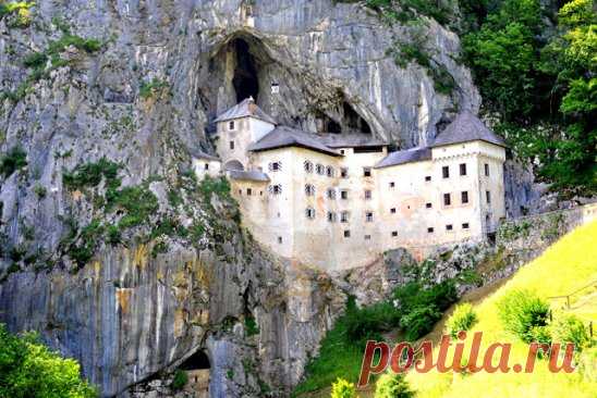 Высеченный в скале Предъямский замок, Словения.