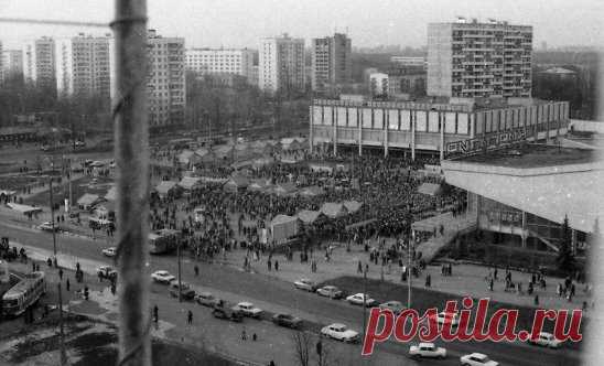 Площадь у станции метро «Новогиреево», 1988 год.