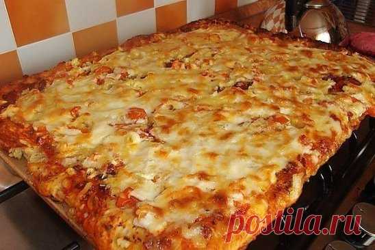 Быстрая пицца на противне
Это рецепт для тех, кто любит пиццу, но ленится ее готовить по всем правилам итальянской кухни. Упрощаем рецепт до безобразия, но получаем все равно очень вкусную и аппетитную пиццу.
Ингредиенты:
●Яйца — 2 Штуки
●Майонез — 3 Ст. ложки
●Мука — 3 Ст. ложки
●Колбаса — 150 Грамм
●Лук — 1/2 Штуки
●Помидор — 1 Штука
●Сыр — 200 Грамм
●Зелень — - По вкусу
Приготовление:
Смеш