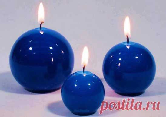 СИНЯЯ СВЕЧА
Свет синей свечи уместен в комнате человека, выздоравливающего от тяжелой болезни. Выздоровление пойдет значительно быстрее, если свеча будет гореть непрерывно. Также синяя свеча отгоняет неприятных 
