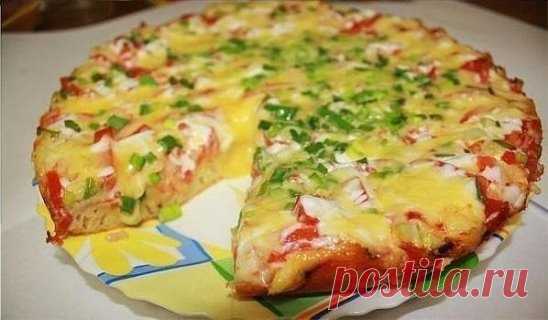 Пицца на сковороде
Ингредиенты:
Для теста:
●4 ст ложки сметаны
●4 ст ложки майонеза
●2 яйца
●9 ст ложек без горки муки
●1/2 ч. ложки разрыхлителя
Для начинки:
●сарделька
●кетчуп
●сыр
●помидор
●лучок
●либо все что вам пожелается
Приготовление:
Замешиваем тесто, жидкое как на оладьи, трем сардельку, режем помидор, трем сыр.
Выливаем тесто в сковороду, поливаем кетчупом, выкладываем сардельку, посыпаем помидорами, посыпаем сыром и зеленым луком.
Накрываем крышкой и ставим на чуть разогретую пл