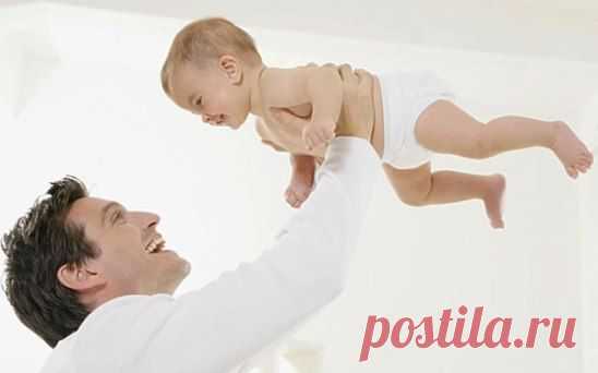 Папа говорит Кириллу:
— Кирюш, ты кого должен слушаться?
— Маму!
— Почему это?
— Потому что мама — королева!
— А я тогда кто?
— А ты просто человек!...