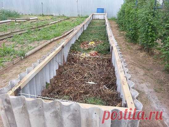 ТЕПЛЫЕ ГРЯДКИ ДЛЯ СЛЕДУЮЩЕГО СЕЗОНА
Время неумолимо движется к осени, а значит, пора подумать не только о сборе урожая и заготовках, но и о сооружении теплых грядок для будущего сезона. Весной они будут отличным подспорьем: за счет тепла, которое выделяет «начинка» такой грядки, создаются комфортные условия для ранних посевов и посадок теплолюбивых овощей. Итак, приступим…
Есть варианты?
На самом деле, вариантов обустройства теплой грядки существует немало. Например, можно делать ее заглублен