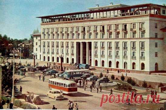 Происхождении названий улиц Ташкента.
Перву́шка — название прилежащих к современному винзаводу улиц. Названа по имени русского купца Ивана Ивановича Первушина, в 1866 г. основавшего на этом месте винокурню.
Сергели́ — несмотря на устойчивую версию происхождения этого названия от некого Сергея Ли, местность получила свое название в связи с тем, что, как писалось когда-то в местных газетах, «в Ташкентском уезде поселились степные киргизы (казакъ) разных родов, особенно рода «сергеле».
Чиланза́