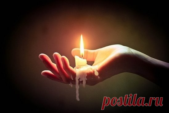 Бывало, есть тоска под вечер,
Но рядом близкой нет души…
Так люди гасли, словно свечи…
Ломались, как карандаши…
А надо им совсем немного –
Поддержка без колючих фраз,
Любви чуток и вера в Бога…
И состраданье добрых глаз…
Надлом сердечный не замечен…
Мы по своим делам спешим…
А люди гасли, словно свечи…
Ломались, как карандаши…
Мы не нуждаемся в советах,
Когда в душе щемит тоска…
Нам нужно в сердце каплю света,
Когда в руке лежит рука…
С любимым человеком встреча –
Спасение л